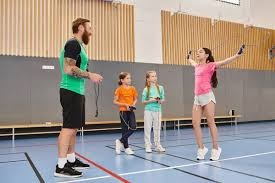 37岁库里太疯狂！刷新NBA过去79年三分纪录，勇士却吞三连败